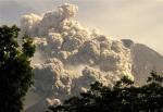 Эксплозивное извержение вулкана Мерапи, Индонезия. 8 июня 2006 г. Фото AP Photo/EKO SETYOHADI.