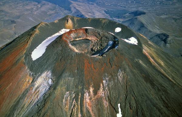 Кратер вулкана Нгаурухое, Новая Зеландия. Фотография J.Alean, 2005.