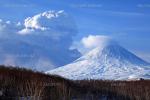 Извержение вулкана Безымянный 8 марта 2012 года. Вид из пос.Ключи, на переднем плане находится вулкан Ключевской. Фотография Ю.Деменчука.